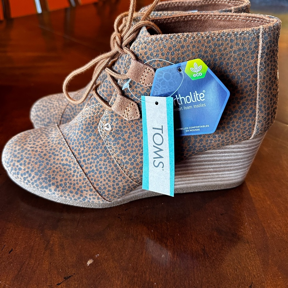 TOMS Cheetha Wedge. NEW!!